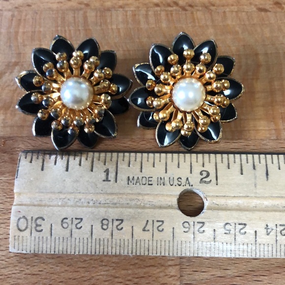 Vintage MCM Metal Flower Earrings Clip-on - Picture 6 of 9